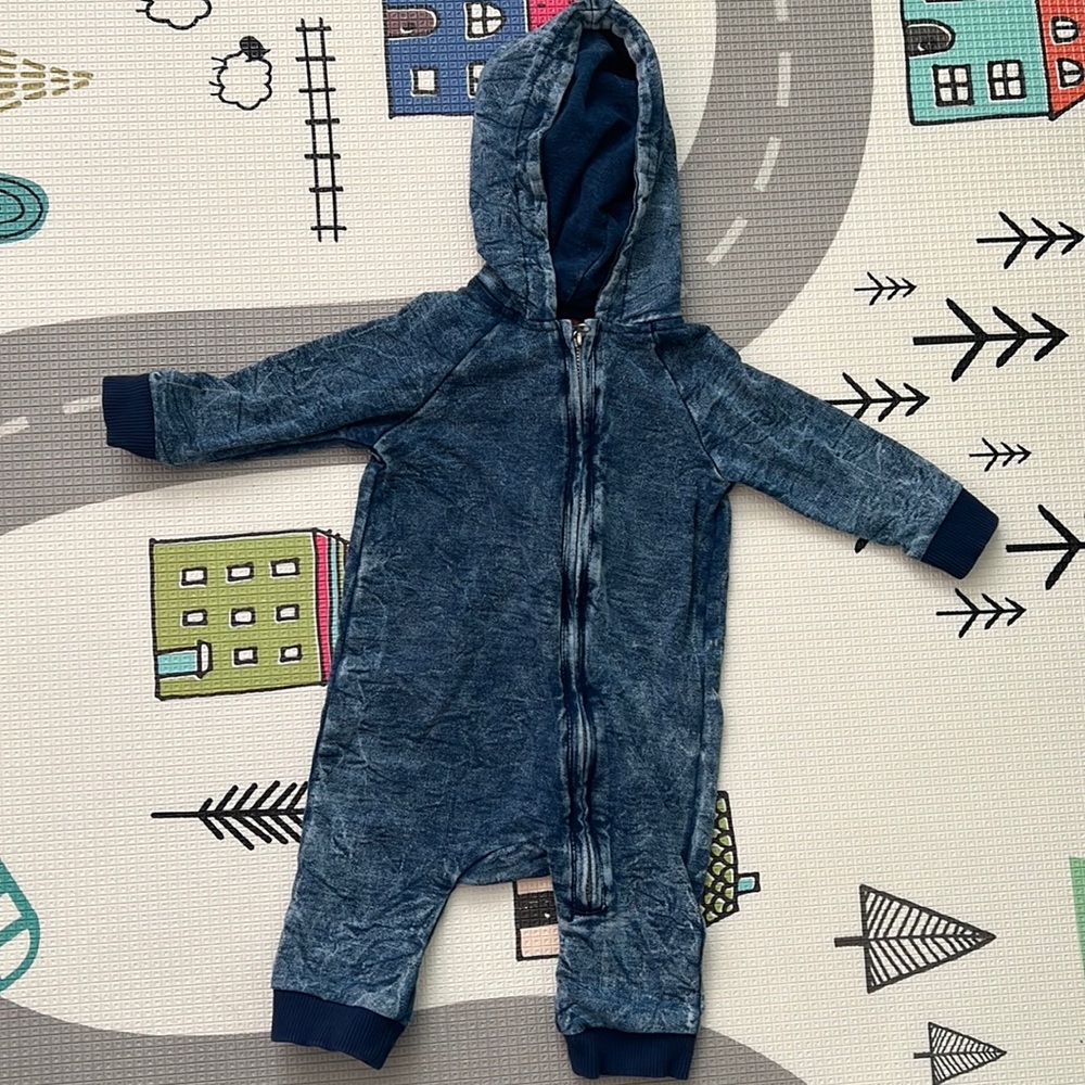 Blue acid wash zipper outfit